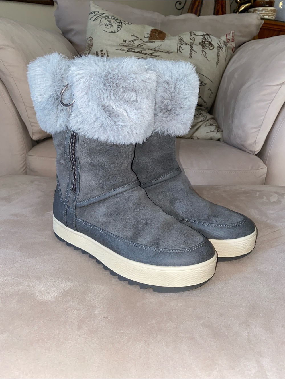 Koolaburra by UGG Tynlee Boots- Stone Grey Size 6